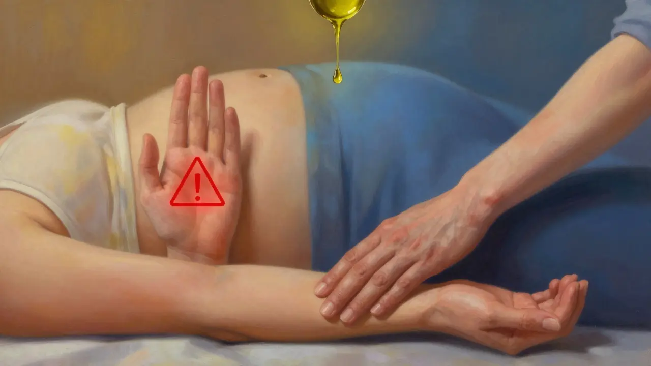 Ruka těhotné ženy s varovným značením na akupresurním bodě mezi palcem a ukazovákem, zatímco paže je jemně masírována.