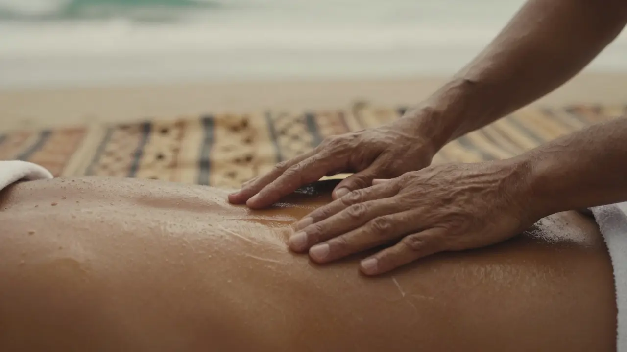 Dvě ruky se pohybují jako vlny po těle, používají olej a nezastavují se na žádných bodech.